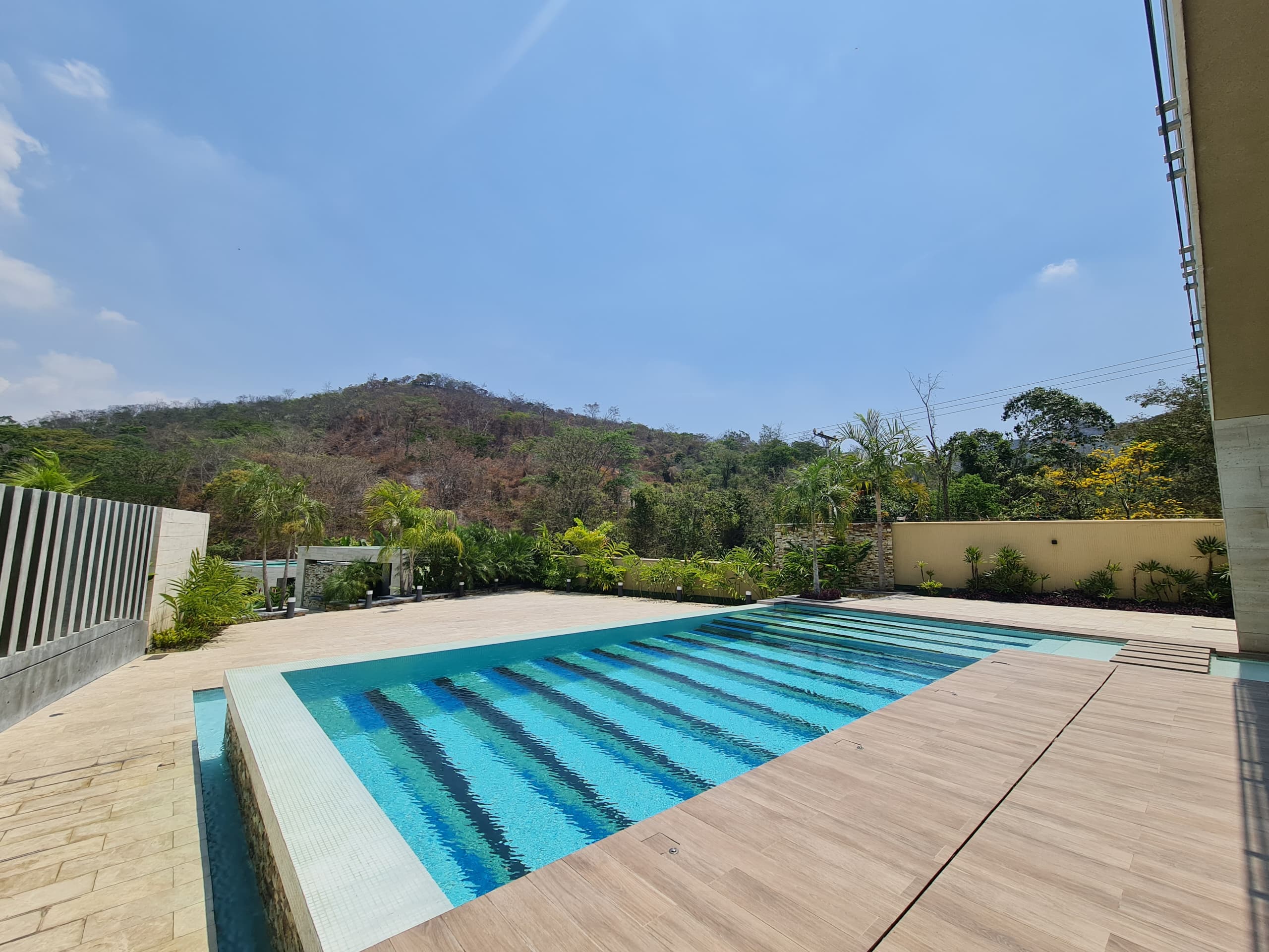 Semi-furnished Townhouse in Cumbres de Guataparo-Valencia